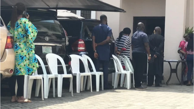 Àwọn èèyàn ń lọ ṣ àbẹ̀wò sí àwọn mọlẹ́bí olóògbé náà