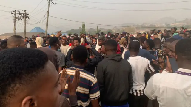 Adekunle Ajasin University studnet hold peace protest afta trailer accident happun for di school on Thursday