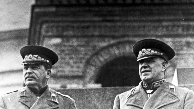 Stalin và Zhukov, năm 1945
