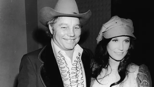 Queen of Country music Loretta Lynn dies aged 90 - BBC News