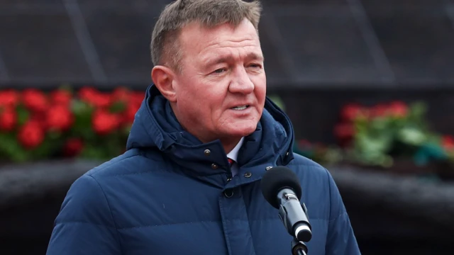 Губернатор Курской области Роман Старовойт во время открытия мемориала Воину-освободителю