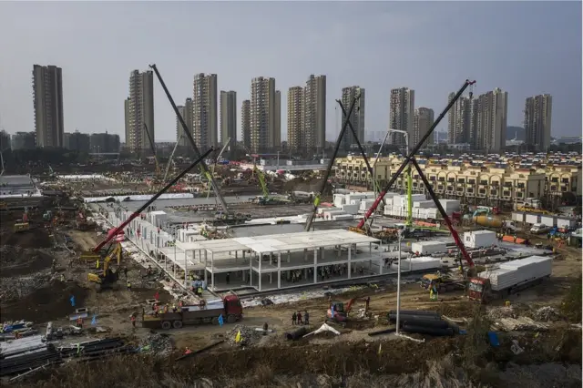 Guindastes e escavadeiras durante a construção do Hospital Huoshenshan