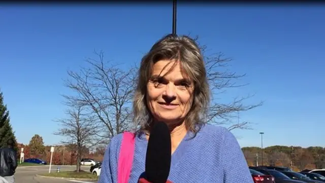 অরোরা শহরের ভোটার জ্যানেট