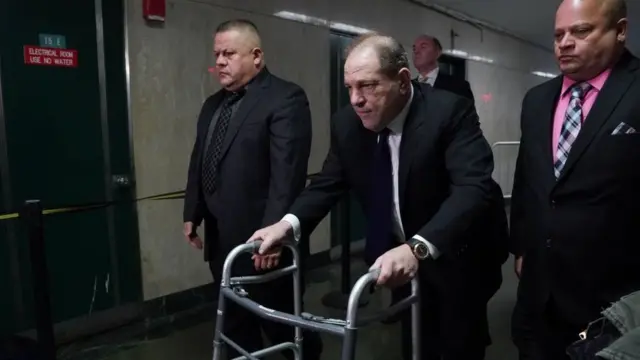 Харви Вайнштейнг по пути в суд 11 декабря
