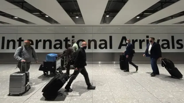 Des passagers dans un aéroport
