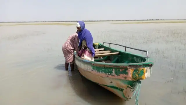 Bagwai town dey covered with water and to comot dey hard di pipo without boat