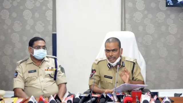 వివరాలు వెల్లడిస్తున్న విశాఖ పోలీస్ కమిషనర్ మనీశ్ కుమార్ సిన్హా