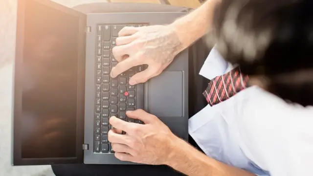Un joven con una laptop