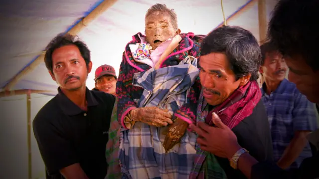 Hombre con el cuerpo de un anciano fallecido