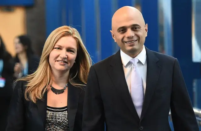 બ્રિટનના ગૃહમંત્રી સાજિદ જાવેદ તેમનાં પત્ની લૉરા સાથે.