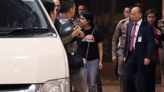 Rahaf al-Qunun con autoridades tailandesas y personal de ACNUR