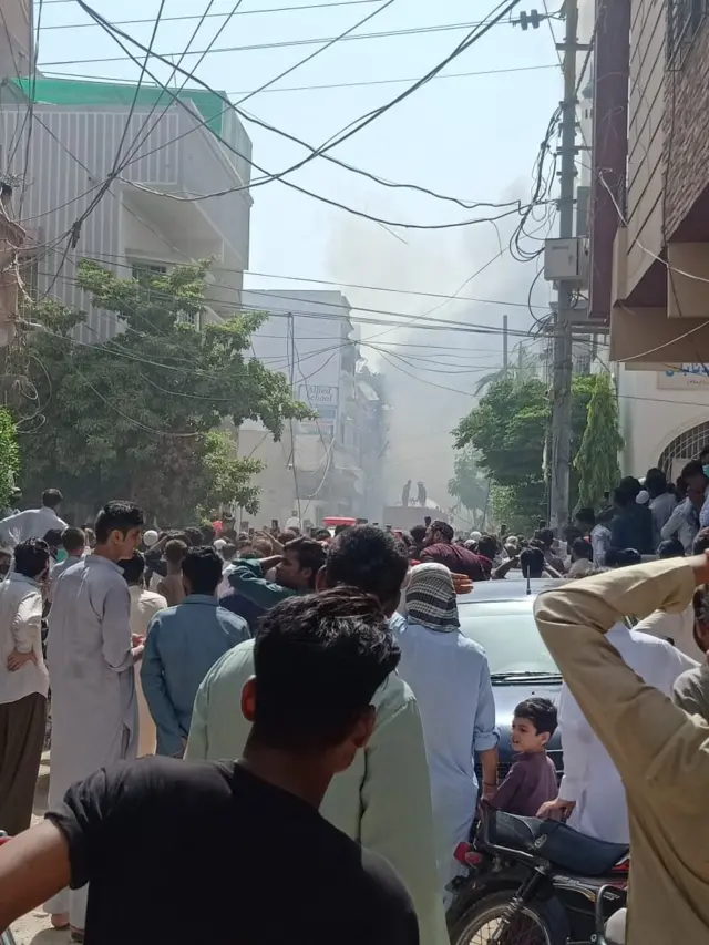 కరాచీ విమానాశ్రయం సమీపంలో విమానం కూలిన ప్రాంతంలో దట్టమైన పొగ