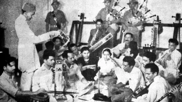 हफ़ीज़ जालंधरी धुन की अपने गीत के साथ ताल बिठाते हुए