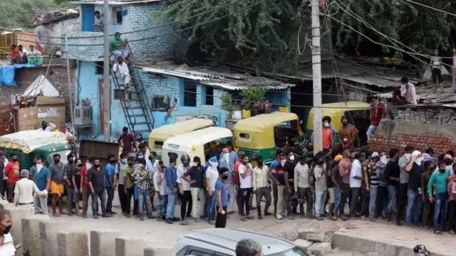 लॉकडाउन खुलने के बाद शराब खरीदने के लिए उमड़ी भीड़ ने सोशल डिस्टेंसिंग के नियमों की धज्जियां उड़ां दीं.