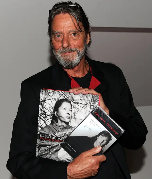 Улай з книгою Марини Абрамович