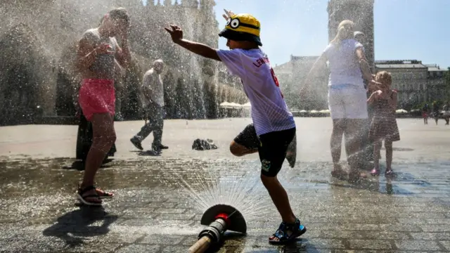 Дети, так же как и старики, очень чувствительны к жаре