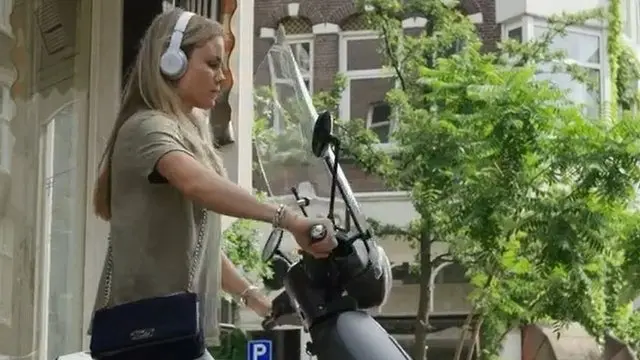 Belle en motocicleta.