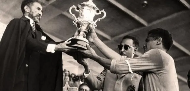 كان الإمبراطور الإثيوبى هيلا سيلاسي حاضرا لتقديم كأس الأمم في أديس أبابا عام 1962