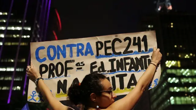 Especialistas elogiam PEC 241 que, aprovada pela Câmara, demonstraria a volta da "governabilidade"