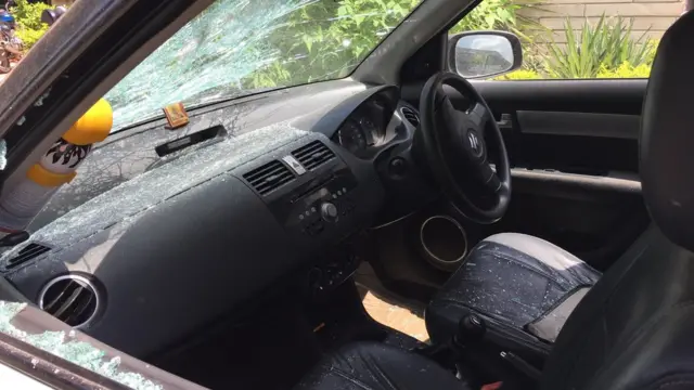 सड़कों पर खड़ी गाड़ियों को नुकसान हुआ, शीशे तोड़ दिए गए