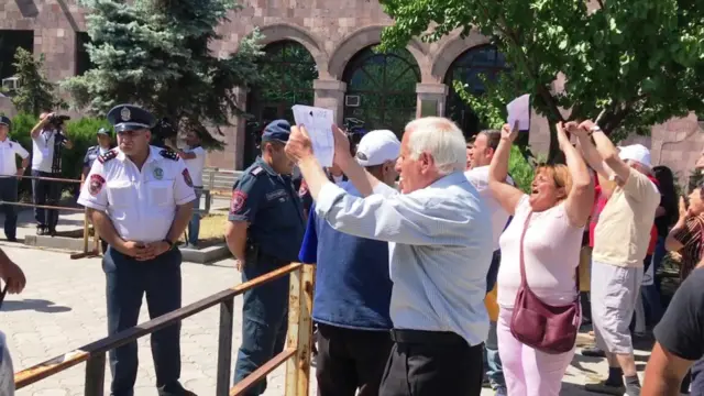 Məhkəmə qarşısındakı əraziyə polis nəzarət edirdi