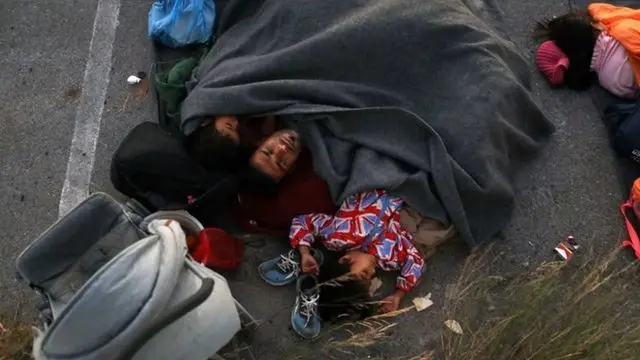 پلیس و مردم محلی مانع ورود پناهجویان فراری از آتش به دهکده‌ها و شهرها شدند