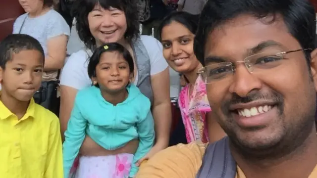 ஜப்பானிய தோழியின் குடும்பத்துடன் தமிழர் சிவானந்தத்தின் குடும்பம்