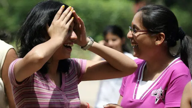 हंसती हुई लड़कियां