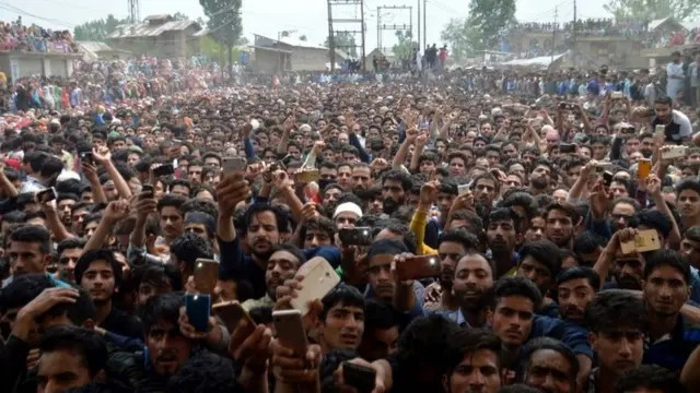 जुनैद के जनाज़े में हज़ारों लोग शामिल हुए.