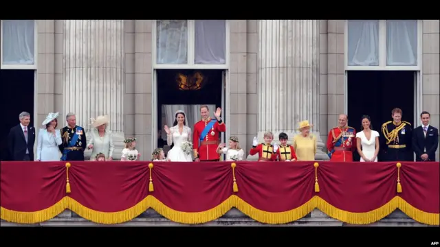 Кral ailəsi Buckingham sarayının balkonunda