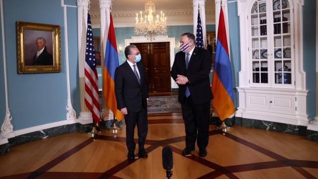 美国国务卿蓬佩奥（右）在国务院大楼接见阿米尼亚外长姆纳察卡尼彦（左）（23/10/2020）