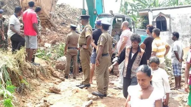 குப்பைமேடு விபத்துக்கு பிறகு மேற்கொள்ளப்படும் மீட்புப்பணிகள்