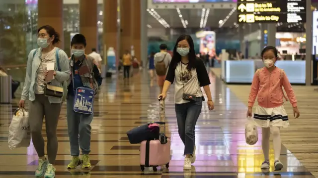 Família com máscaras caminhacasino multiplayersaguãocasino multiplayeraeroportos