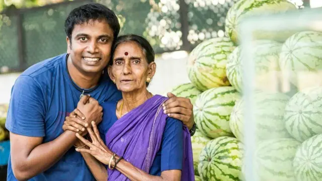 सुंदर रामू एका स्थानिक फळविक्रेत्या महिलेसोबत