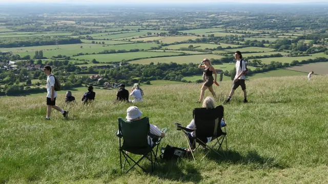Пока закрыты музеи и дворцы, британцы, пользуясь хорошей погодой, наслаждаются природой.