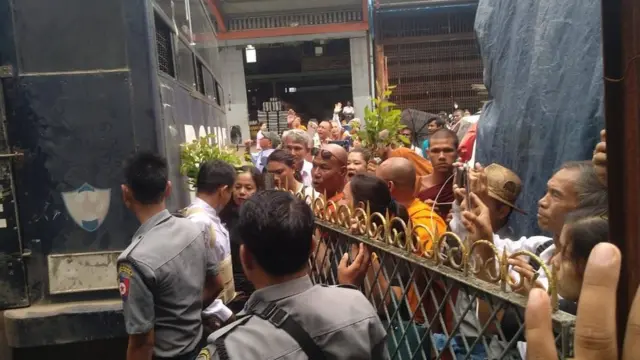 ကားတစ်စင်းကို ဝိုင်းဝန်း တိုက်ခိုက်တာမျိုး ပြုလုပ် ခဲ့ပါတယ်။