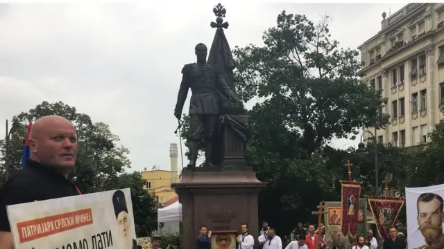 Људи око споменика цару Николају Другом