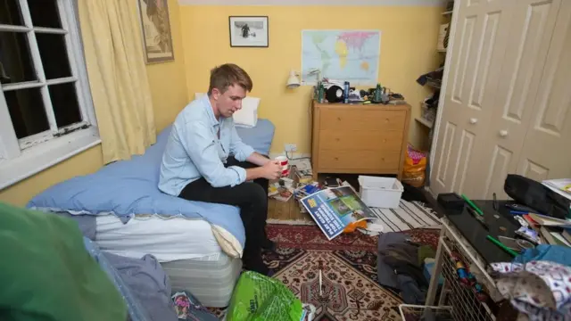 لم يجد الكثيرون مفرا من العودة إلى منزل والديهم أثناء الجائحة