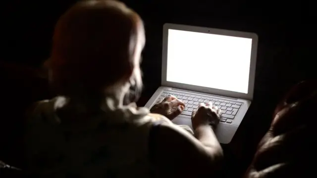 คนนั่งใช้แลปท็อป