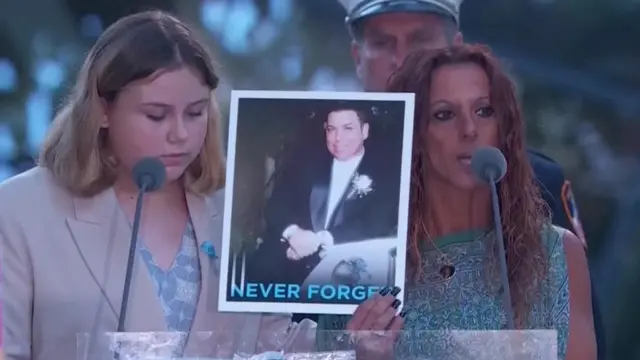 Лиса Реина држи слику супруга, Њујорк, 11. септембар 2021.