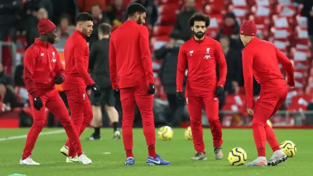 محمد صلاح، نجم ليفربول، مع عدد من لاعبي الفريق