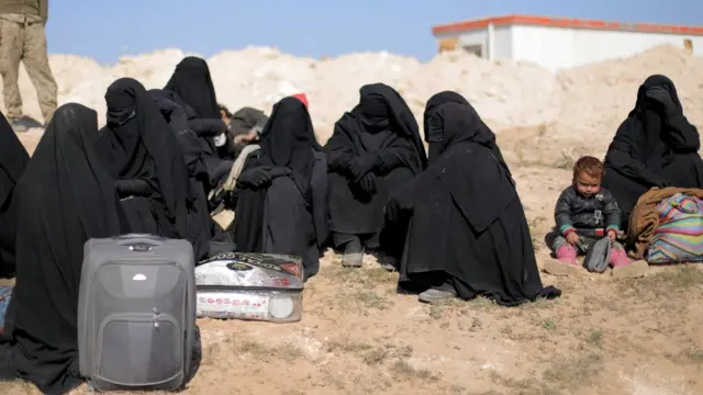 Baghuz'u terk eden kadın ve çocuklar.