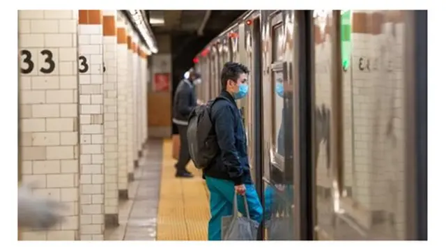 شخصان يلجان قطارا