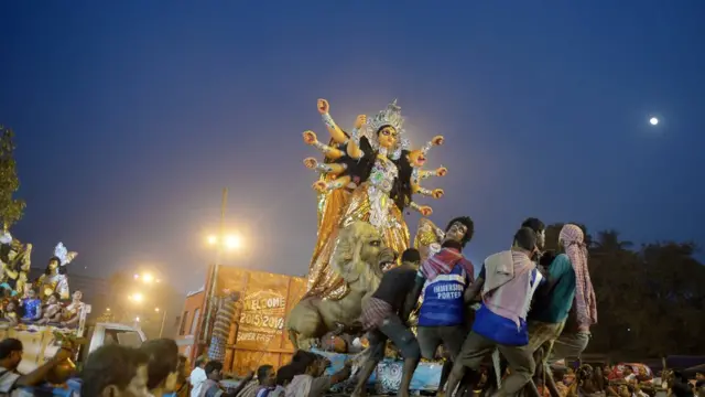 কলকাতায় প্রতিমা বিসর্জন: