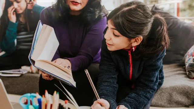 Un niña leyendo.