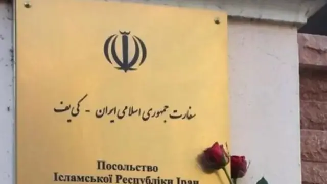 سفارت جمهوری اسلامی ایران در اوکراین در آخرین روزهای بهمن به جز توصیه به "آمادگی برای شرایط اضطراری احتمالی" و "حفظ آرامش" پیشنهاد دیگری به اتباع ایرانی ساکن اوکراین نداده بود