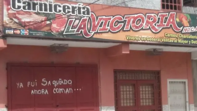 Ya fui saqueado, se lee en una puerta de una carnicería