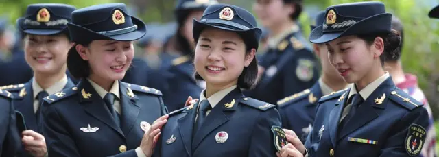 解放軍火箭軍某團通信營女兵相互整理軍容(中新社圖片16/6/2016)