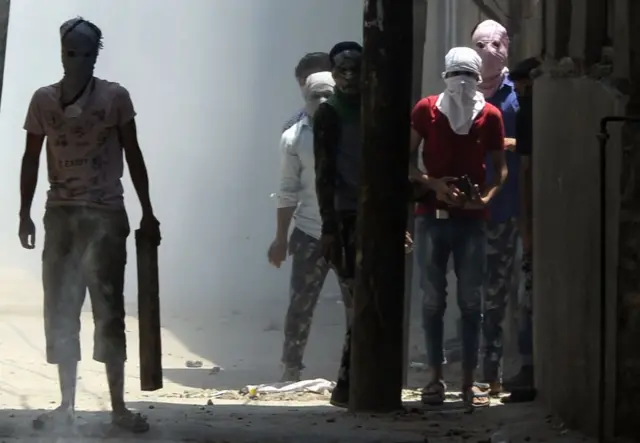 காஷ்மீரில் தீவிரவாதி புர்ஹான் வானியின் நினைவஞ்சலி கூட்டத்தில் வன்முறை