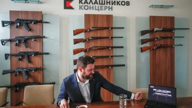 Калашников концерни раҳбари Дмитрий Тарасов МР-155 Ultima автомати видеосини кўрсатмоқда.